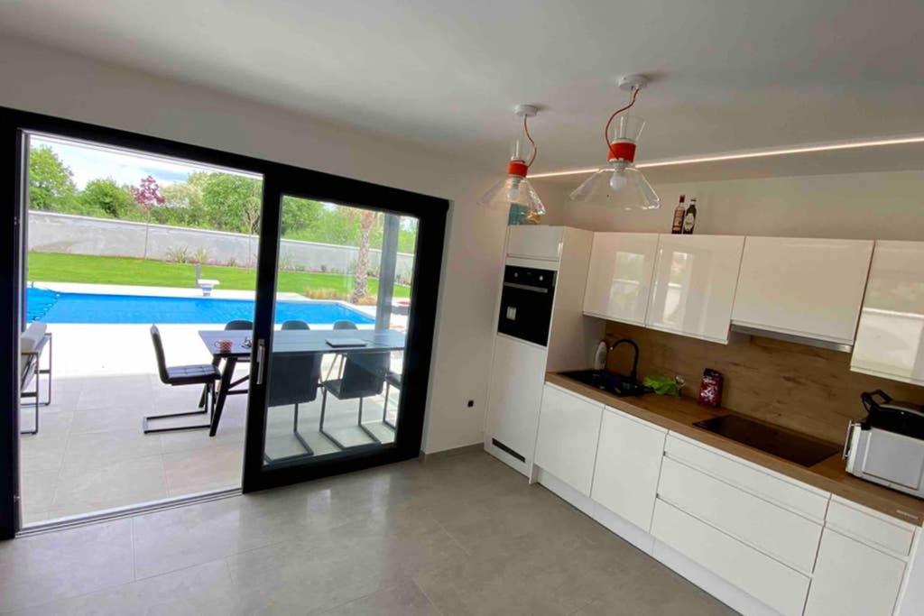 Villa Eni Medulin Sisan Heated Pool Exterior foto